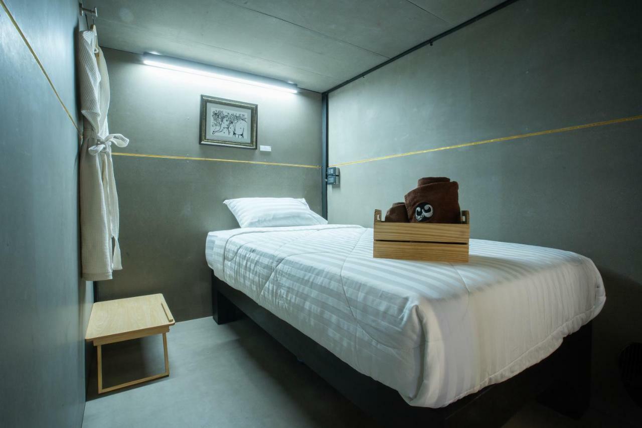 Third Rock Hostel Банкок Екстериор снимка