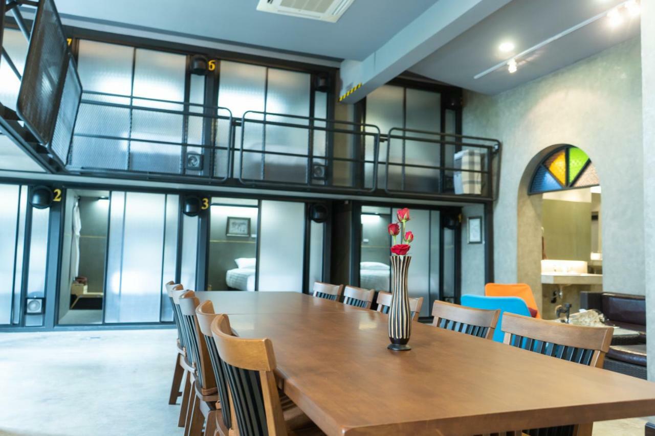 Third Rock Hostel Банкок Екстериор снимка