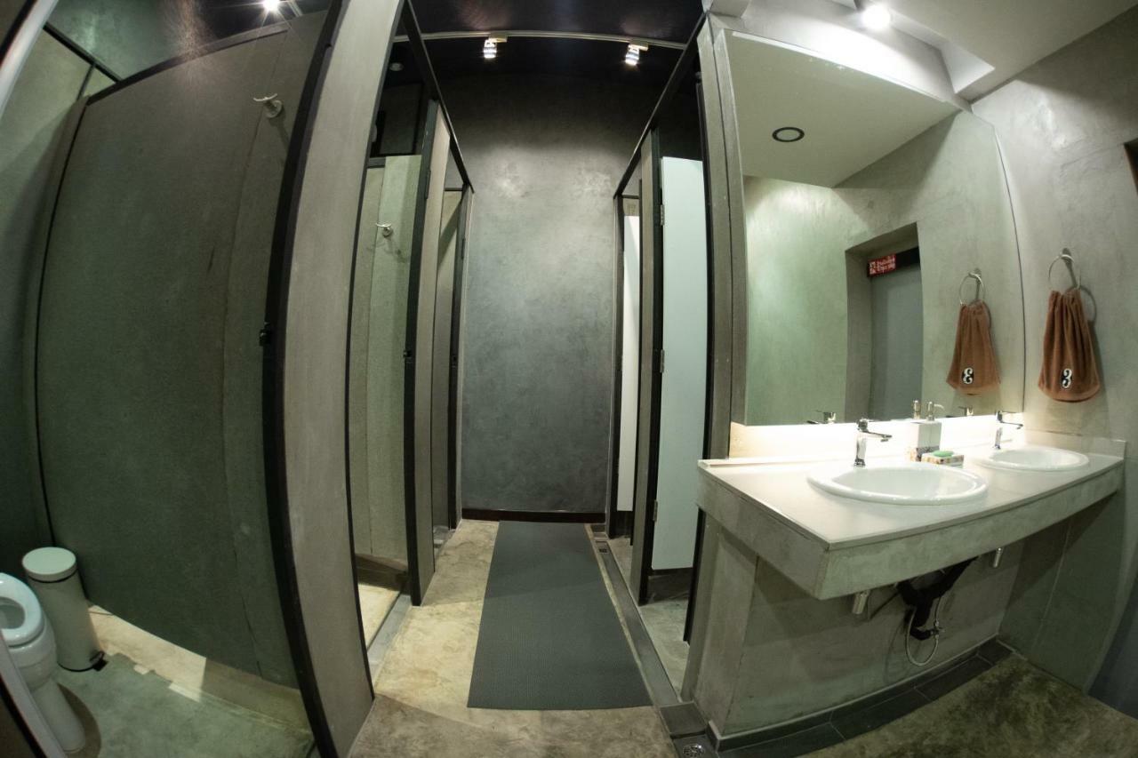 Third Rock Hostel Банкок Екстериор снимка