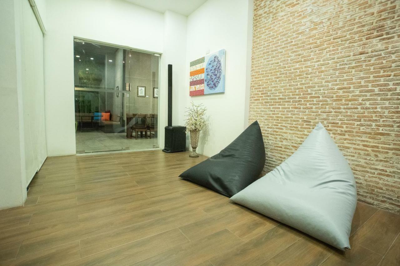 Third Rock Hostel Банкок Екстериор снимка