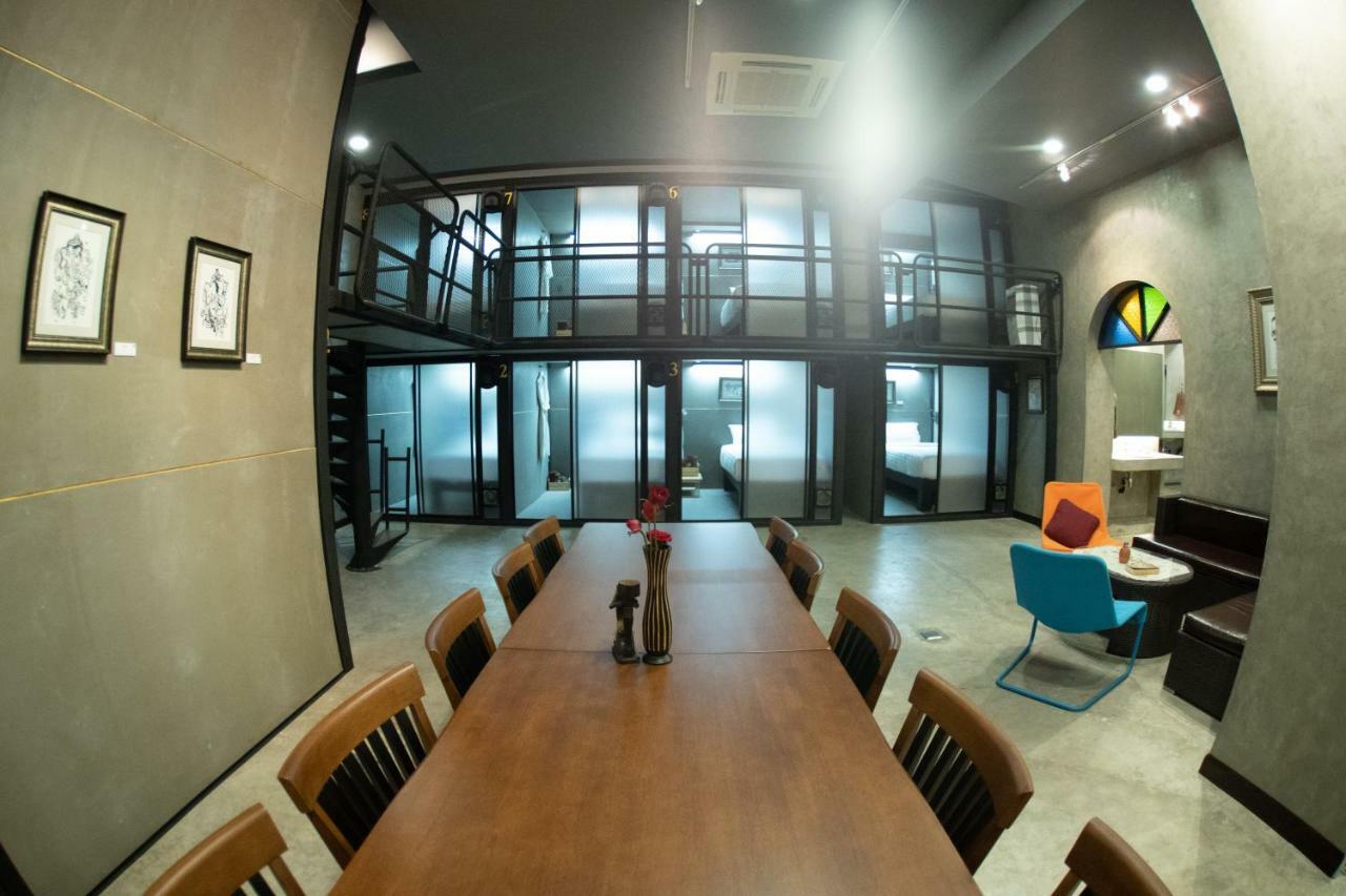 Third Rock Hostel Банкок Екстериор снимка