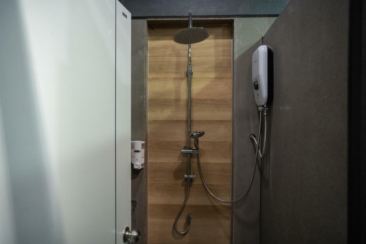 Third Rock Hostel Банкок Екстериор снимка